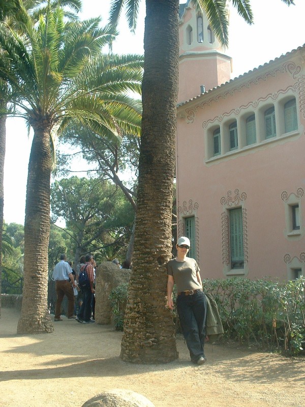 Devant le musée Gaudi